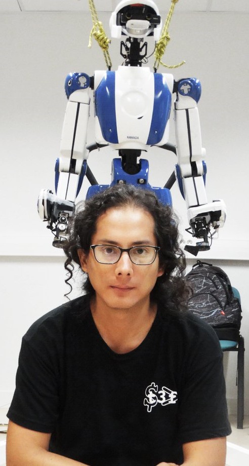 Dr. Nícolas Figueroa en un ambiente más personal